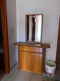 Ingresso con mobile specchio e  attaccapanni legno