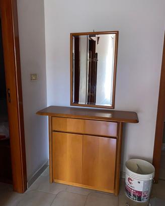 Ingresso con mobile specchio e  attaccapanni legno