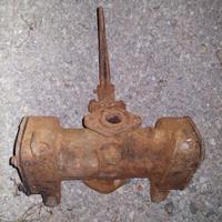 vecchia pompa manuale in ghisa