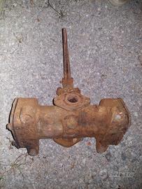 vecchia pompa manuale in ghisa