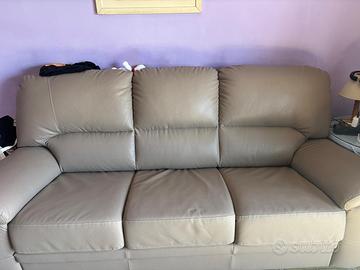 Divano letto a tre posti in ecopelle
