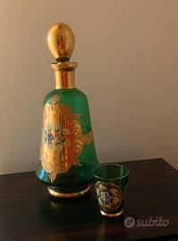 Bottiglia vintage in vetro con bicchierino