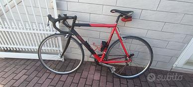 bici corsa leggera 10 kg circa 