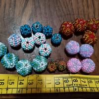 perle di varie grandezze ricoperte da perline