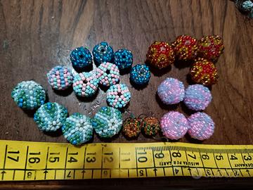 perle di varie grandezze ricoperte da perline