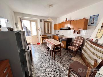 Appartamento con 7 locali situato a Centrache (cz)