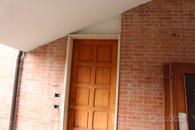 Serramenti e porte in legno con portoncino