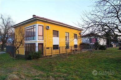 Villa con cortile e terreno