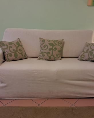 Divano letto 3 posti  usato con copridivano