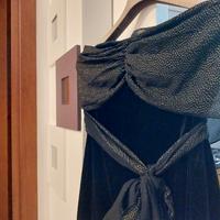 abito décolleté con coprispalle
