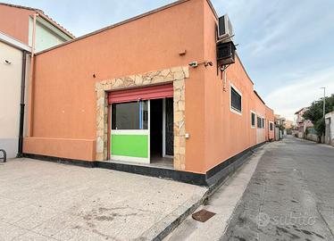 Ampio locale in centro paese