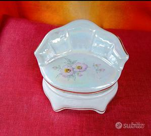 portagioie in ceramica a forma di divano