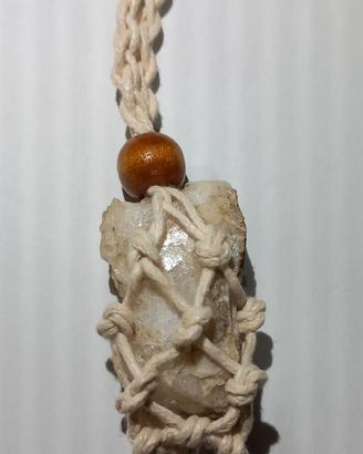 collana in corda con quarzo