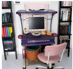 Scrivania PC con monitor e tastiera