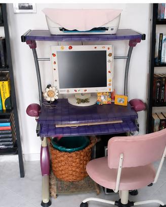 Scrivania PC con monitor e tastiera