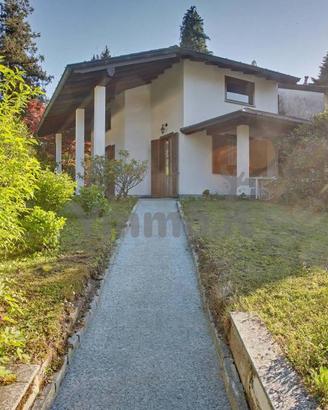 Villa di 350 m² con più di 5 locali e posto auto a