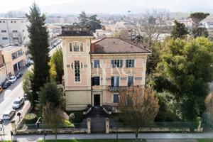 Appartamento di 370 m² con più di 5 locali e box a