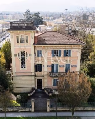 Appartamento di 370 m² con più di 5 locali e box a
