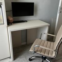 Scrivania con libreria e sedia