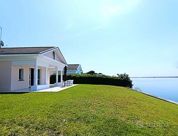 Albarella villa sullo specchio nautico settembre