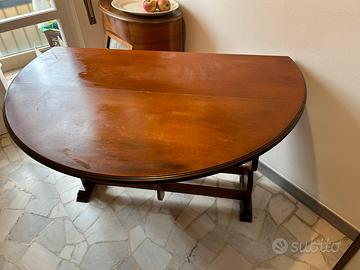 Tavolo tondo a pipistrello