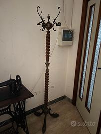 Attaccapanni Classico in Legno e Ferro Decorato