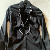 Camicia nera con rouches.