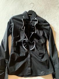 Camicia nera con rouches.