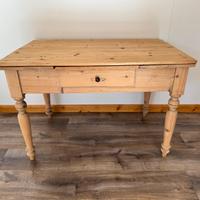 TAVOLO ALLUNGABILE IN LEGNO VECCHIO CON CASSETTO