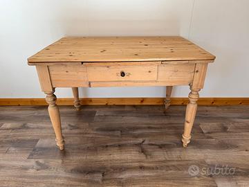 TAVOLO ALLUNGABILE IN LEGNO VECCHIO CON CASSETTO