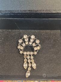 spilla con cristalli