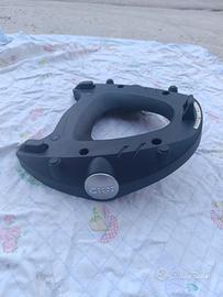 Piastra e staffe GIVI per Honda Hornet 03-04