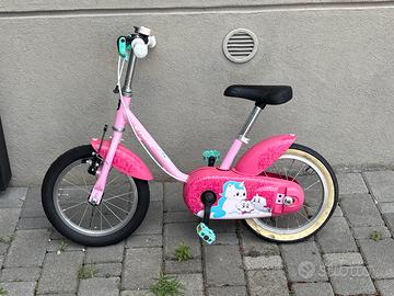 Bicicletta bambina con rotelle e caschetto
