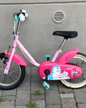 Bicicletta bambina con rotelle e caschetto