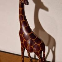 Giraffa d'epoca in legno dal Kenya
