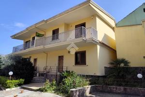 VILLA A SCHIERA A SAN FELICE A CANCELLO