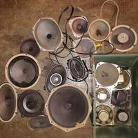 Lotto di vecchi altoparlanti. 