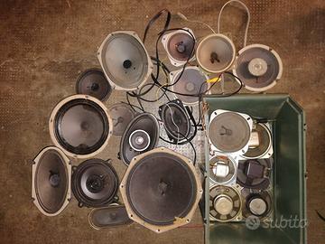 Lotto di vecchi altoparlanti. 