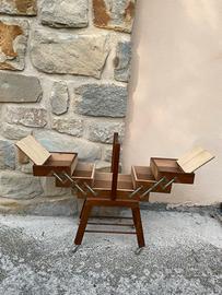 Mobiletto da cucito in legno con cassetti nascosti