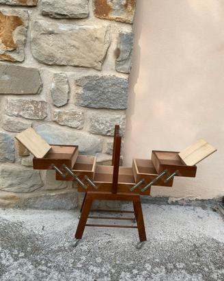 Mobiletto da cucito in legno con cassetti nascosti