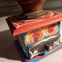 macinino antico in legno dipinto 