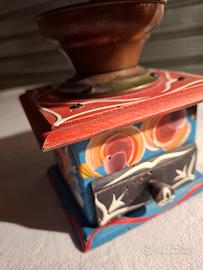 macinino antico in legno dipinto 