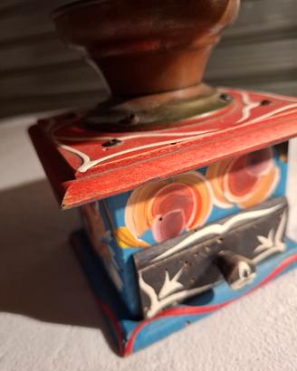 macinino antico in legno dipinto 