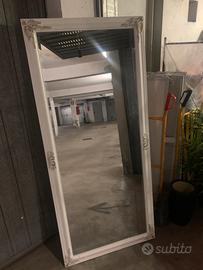 Specchio con cornice lavorata