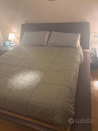 Letto matrimoniale e 2 comodini con cassetti