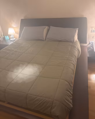 Letto matrimoniale e 2 comodini con cassetti