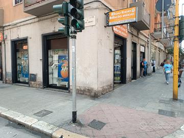 Locale commerciale angolare 3 vetrine zona movimen