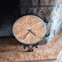 orologio in rame con disegni di foglie 