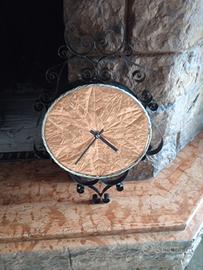orologio in rame con disegni di foglie 