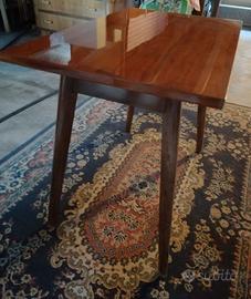 Piccolo tavolo vintage in legno massiccio